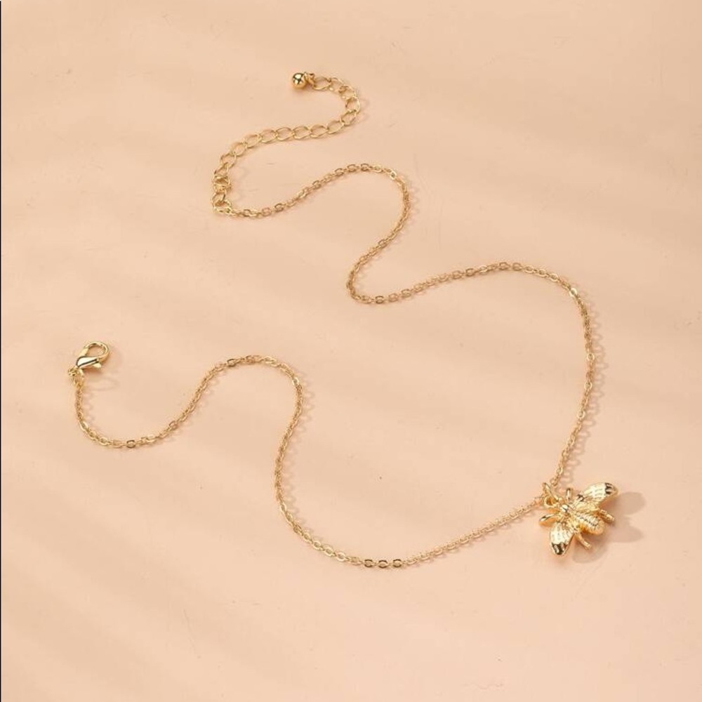 3/$30 💛 Bee Pendant Necklace - Picture 2 of 3